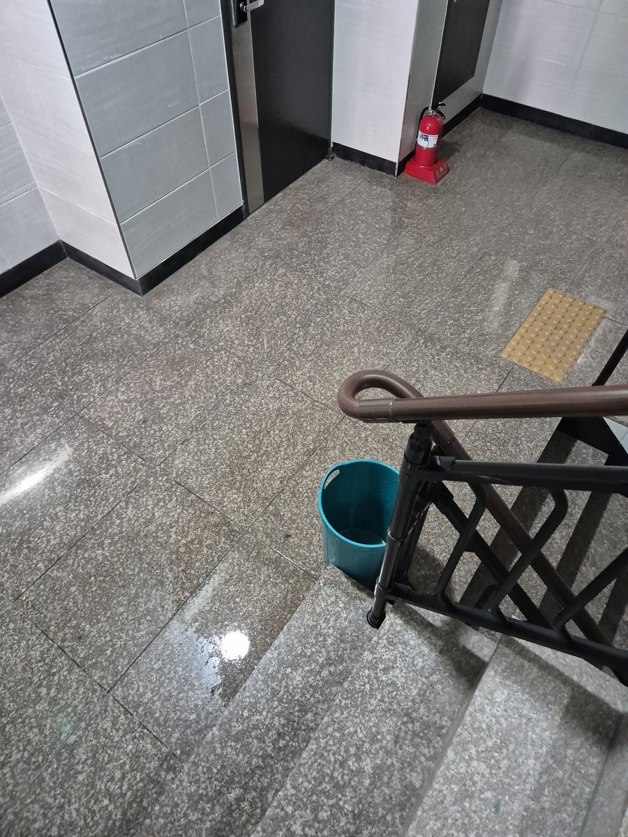 현관 출입문과 주변 타일 바닥