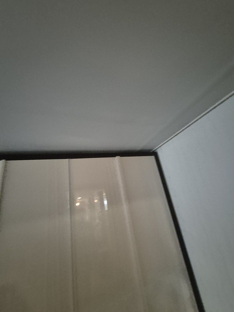 수납장 위 천장과 벽이 만나는 부분