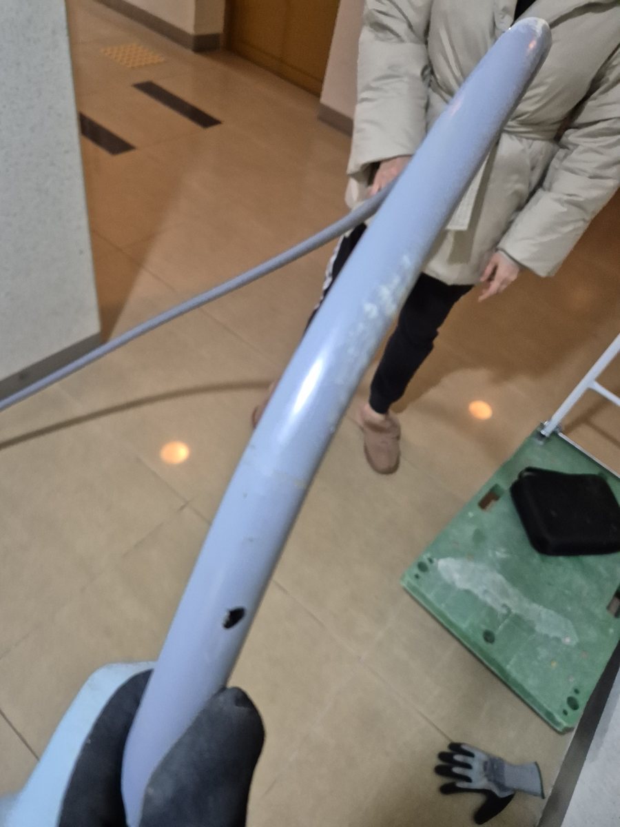 가까이서 확인하는 분리된 배관 표면