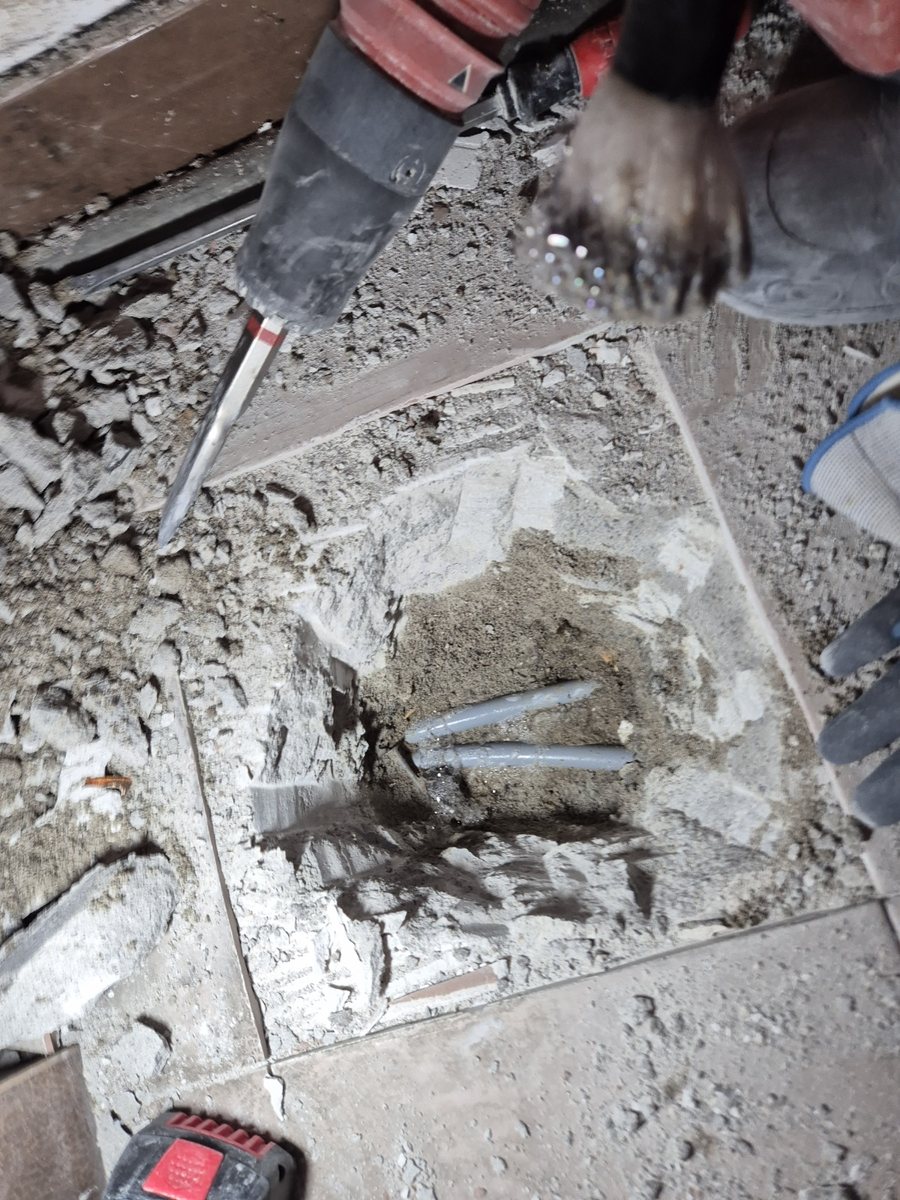 배관 점검을 진행하는 실내 작업 공간