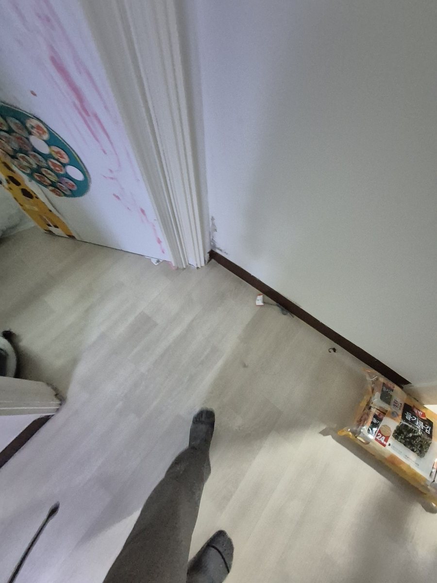 배관 점검을 진행하는 실내 작업 공간