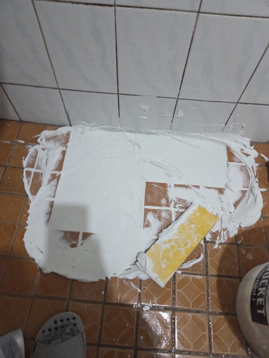 배관 점검을 진행하는 실내 작업 공간