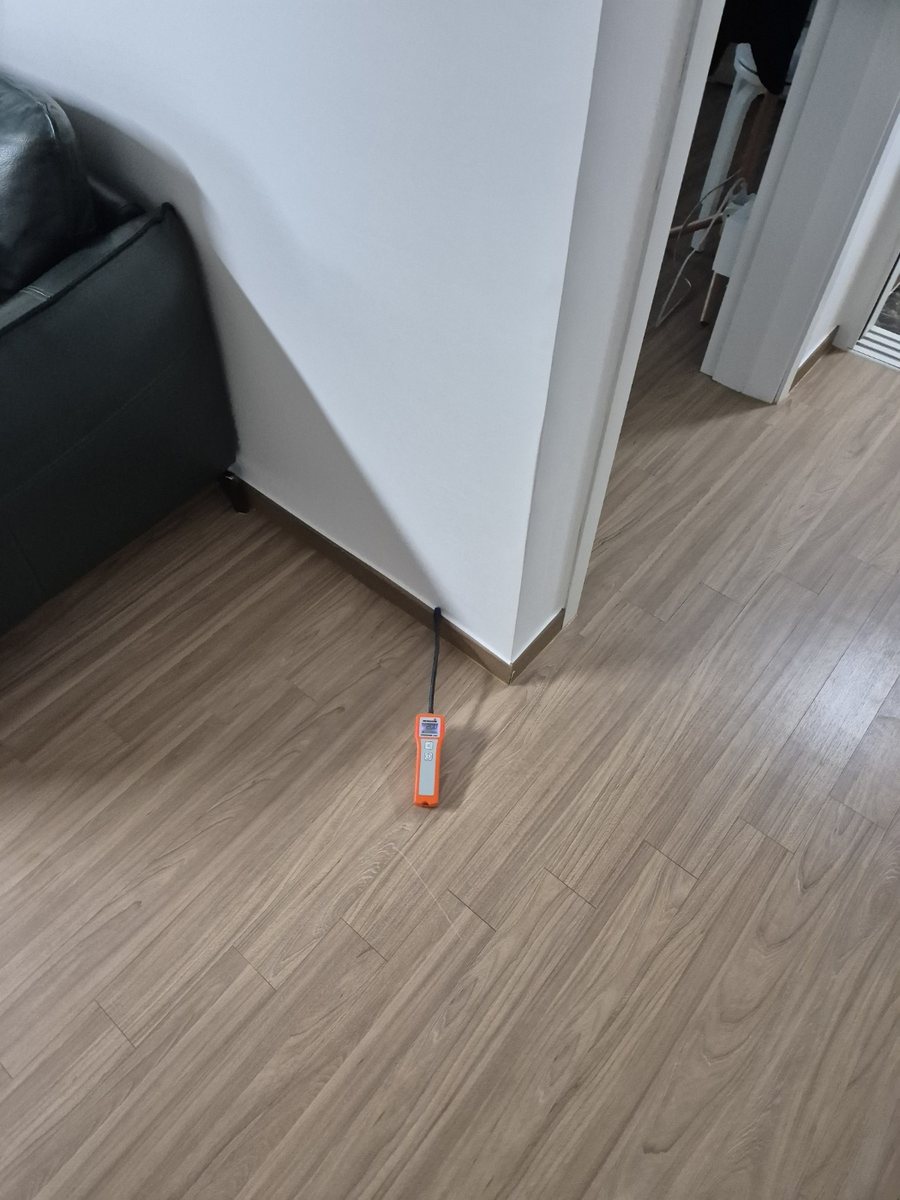 배관 점검을 진행하는 실내 작업 공간