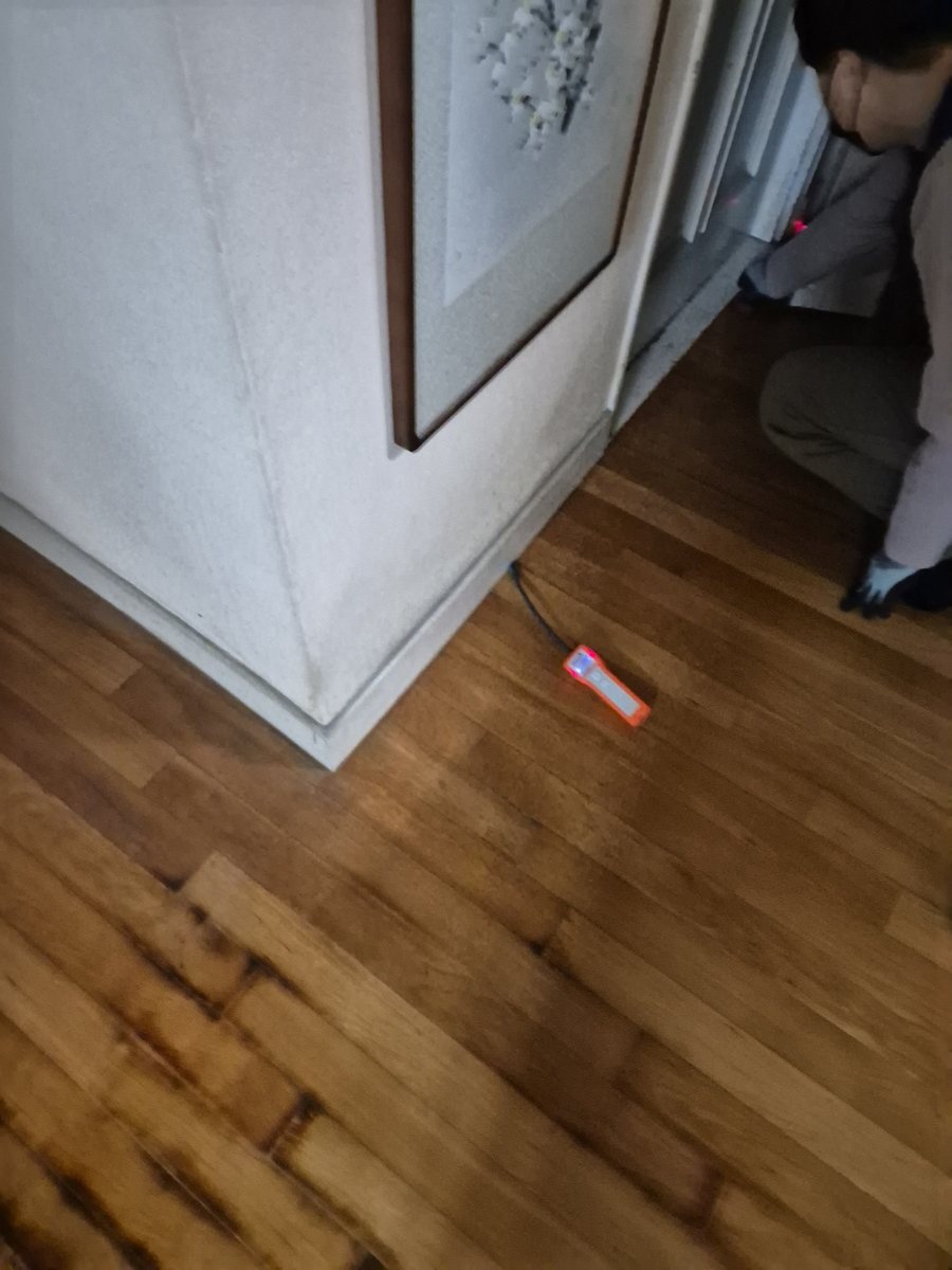 배관 점검을 진행하는 실내 작업 공간