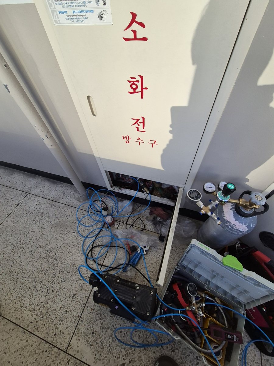 배관 점검 현장의 검사 장비