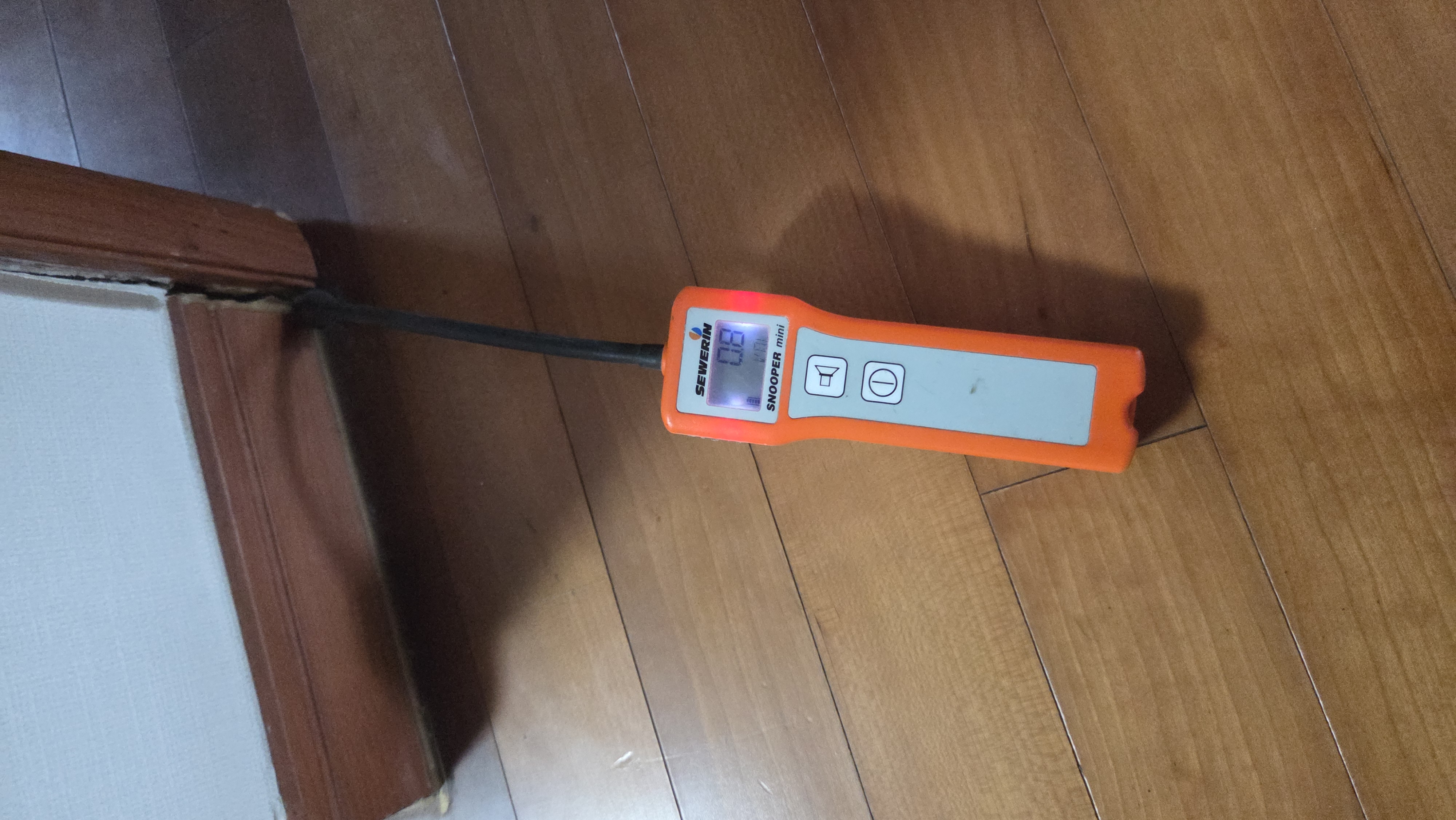 벽 하단과 바닥 경계에 댄 가스 탐지기