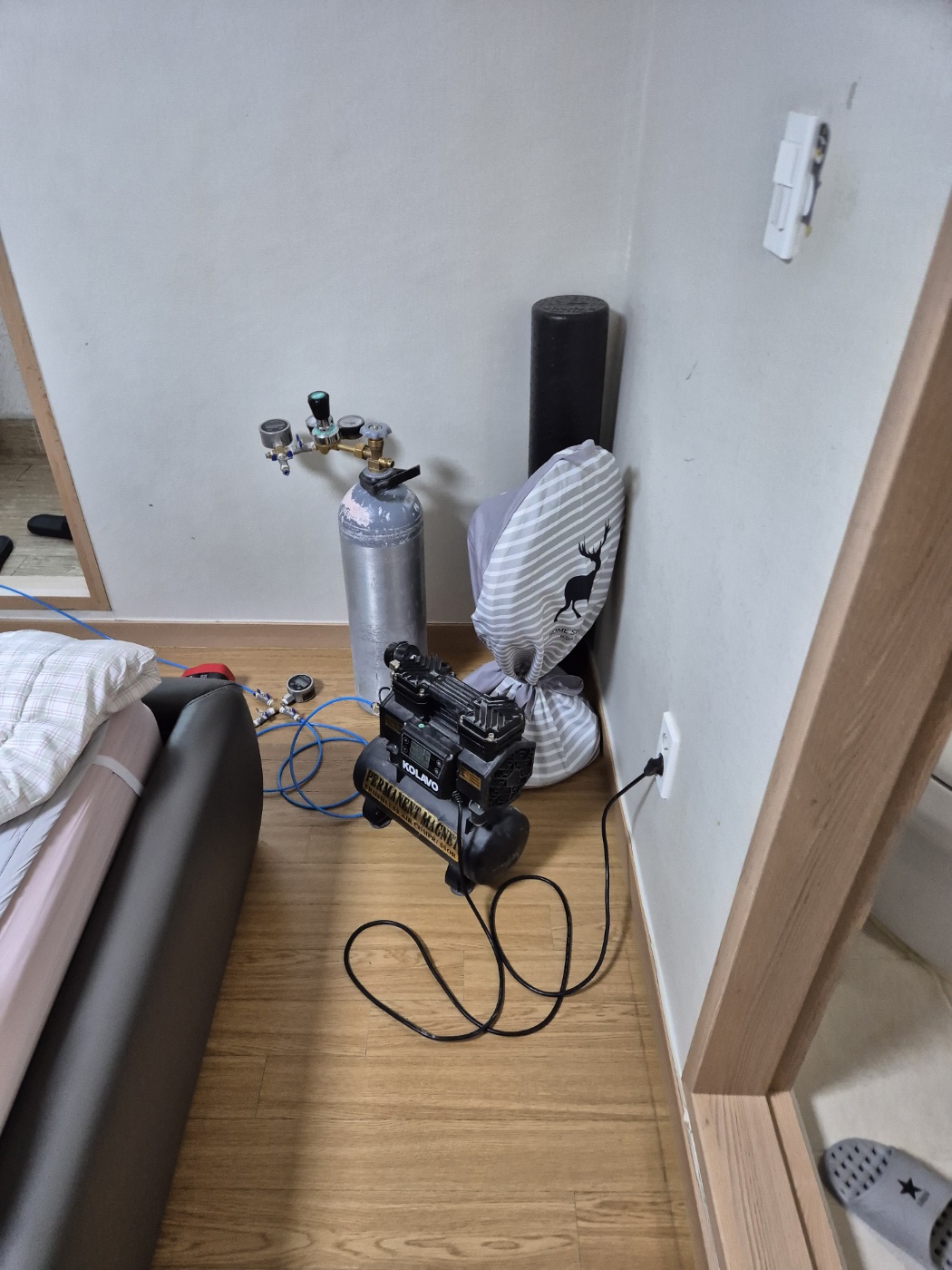 실내에 준비한 검사 장비와 호스