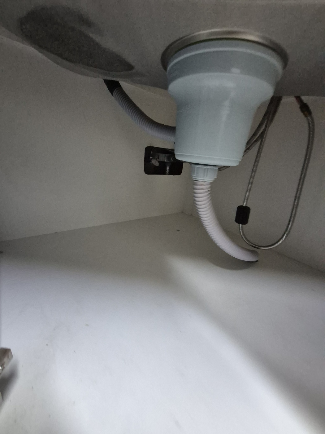 공릉동 누수탐지 싱크대 하부 물기와 급수 배수 연결부 구분 작업사진 3